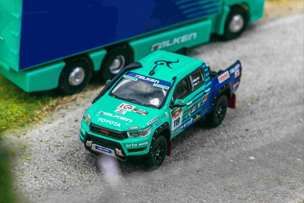 1/64 Toyota Hilux Axcr 2017 With Truck Packaging - Tarmac Works Hobby64 1