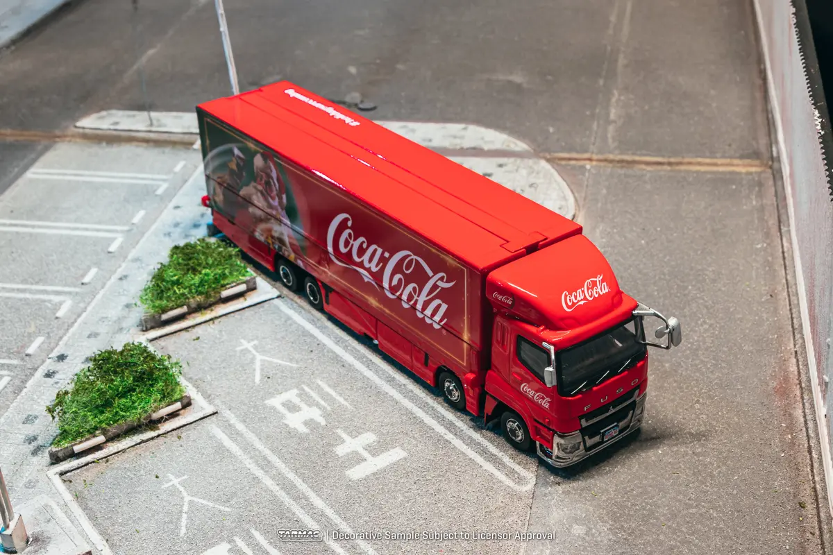 1/64 Mitsubishi Fuso Super Great Coca-Cola Santa Truck - Tarmac Works Truck64 1